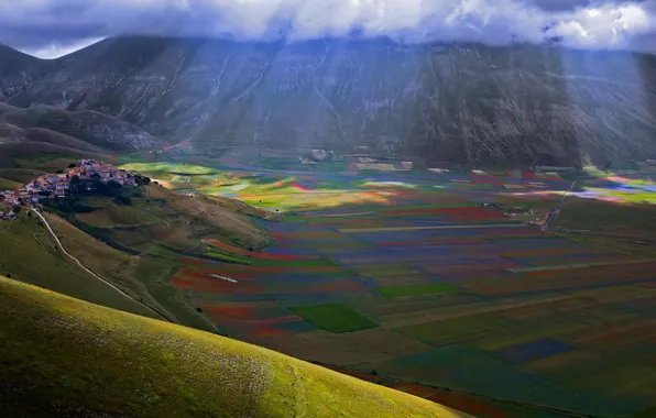 Field, rays, valley, Italy, Umbria, Castelluccio di Norcia