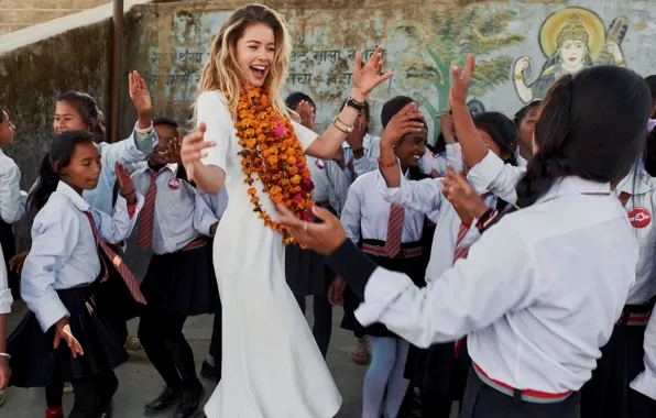 Picture model, Doutzen Kroes, dress, blonde, photographer, in white, happy, dancing