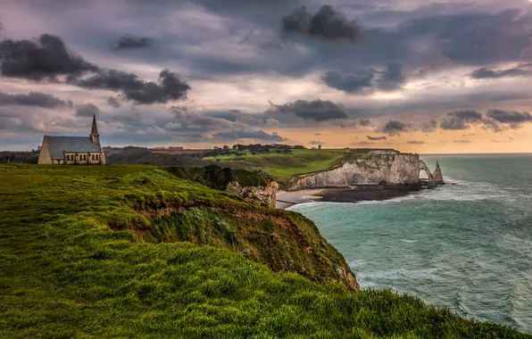 Sea, the sky, clouds, overcast, rocks, shore, vegetation, dal