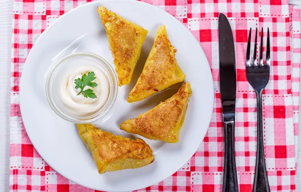 Picture plate, knife, plug, napkin, pancakes, sour cream