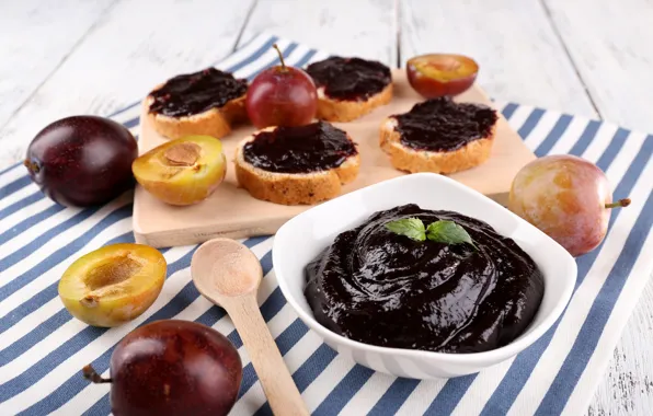 Bread, jam, jam, drain, cutting Board, plum