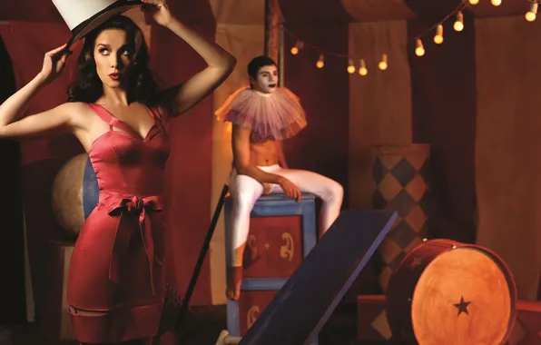 Circus, garland, photoshoot, cylinder, acrobat, Natalia Oreiro, props