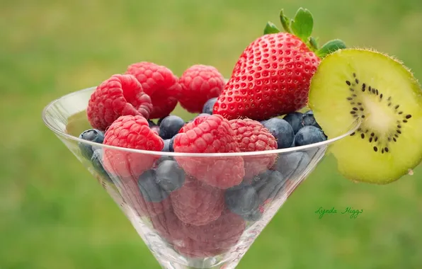 Picture berries, raspberry, glass, kiwi, strawberry, blueberries