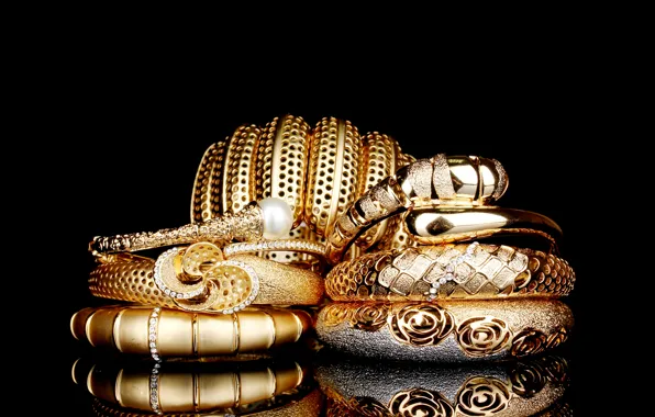 Macro, reflection, gold, ring, diamonds, bracelet, black background