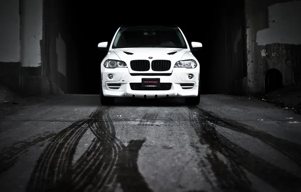 White, BMW, BMW, white, the front part, crossover, tire tracks