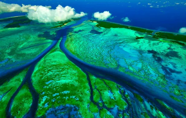 The Indian ocean, tidal channels, Sechelski Islands, the Aldabra Atoll