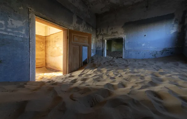 Sand, house, the door