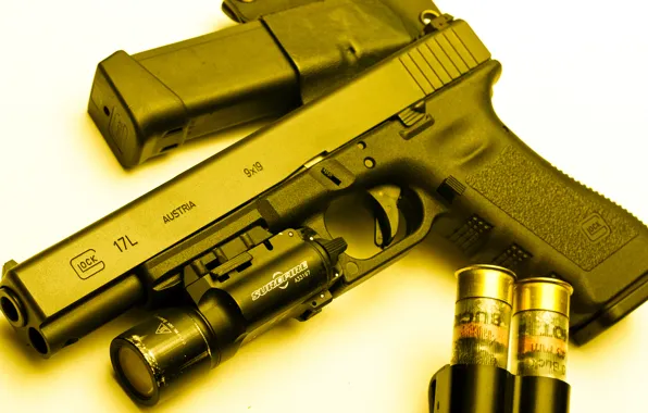 Picture clip, surefire, Glock 17L, the target version of the model with elongated barrel, Austrian gun