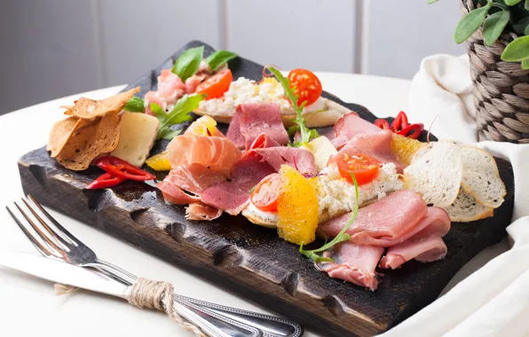 Meat, tomatoes, chips, appetizer