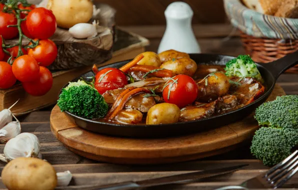 Meat, vegetables, tomatoes, potatoes, broccoli, potatoes