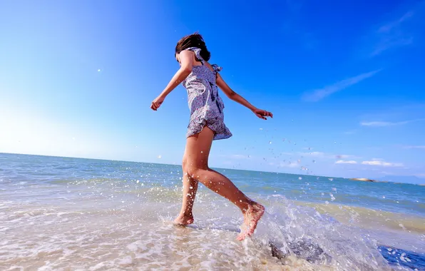 Picture GIRL, SEA, DROPS, SQUIRT, BROWN hair, COAST, SUMMER, SUNDRESS