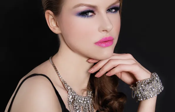 Picture model, look, makeup, jewelry