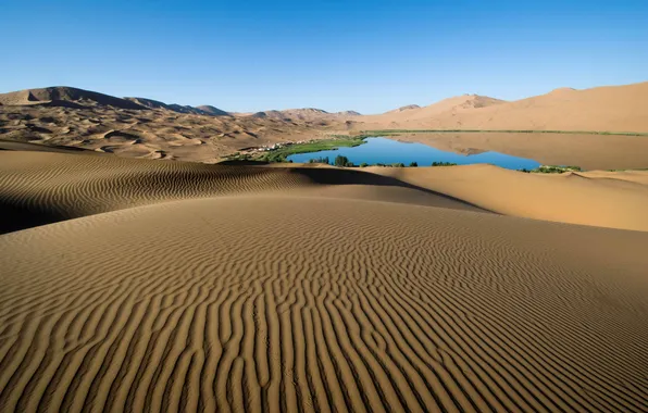 Sand, the sky, lake