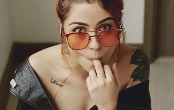 Picture look, face, glasses, fingers, Laura