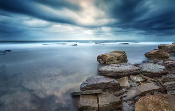 Picture clouds, stones, the ocean, shore, excerpt, Sydney, Northern Beaches