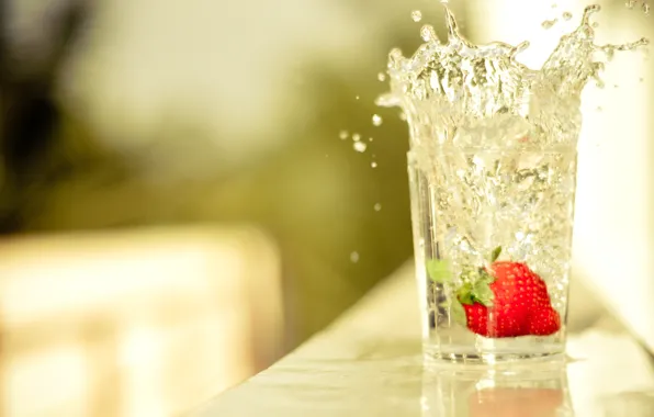 Picture WATER, DROPS, STRAWBERRY, TABLE, GLASS, SPLASH