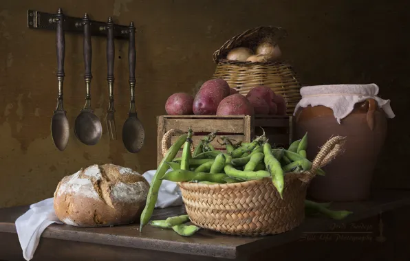 Picture bow, bread, potatoes, beans, ladles