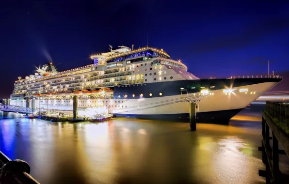 Night, ships, Laguna