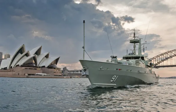 Picture Sydney, Opera, Royal Australian Navy, Patrol boat type "Armidale", HMAS Bundaberg (ACPB 91)