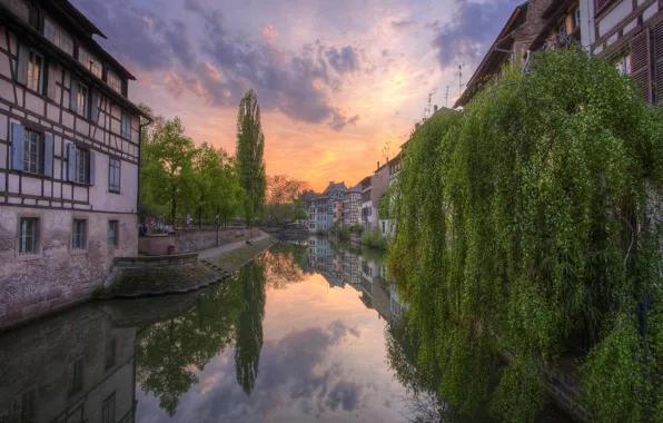 Picture clouds, trees, home, channel