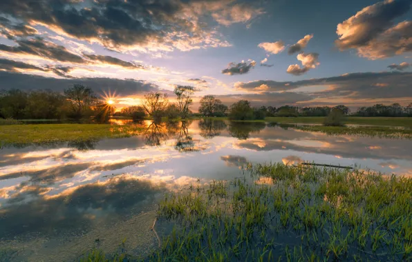 Picture the sky, the sun, clouds, reflection, river