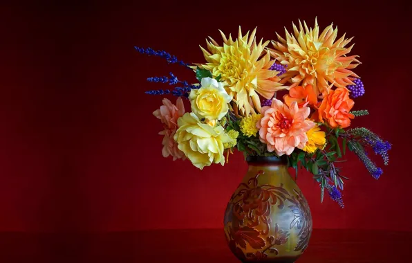 Picture bouquet, petals, vase