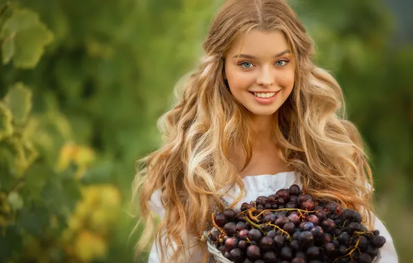 Picture smile, grapes, girl