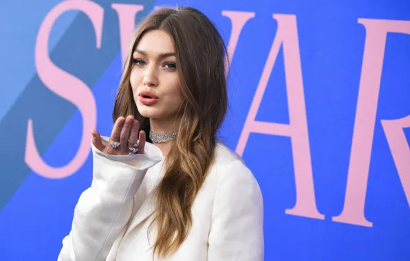 Picture model, kiss, Gigi Hadid