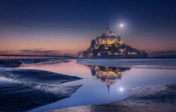 Picture castle, pond, Mont-Saint-Michel