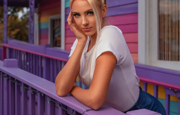 Picture look, girl, pose, house, shorts, makeup, t-shirt, blonde