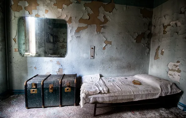 Bed, mirror, chest