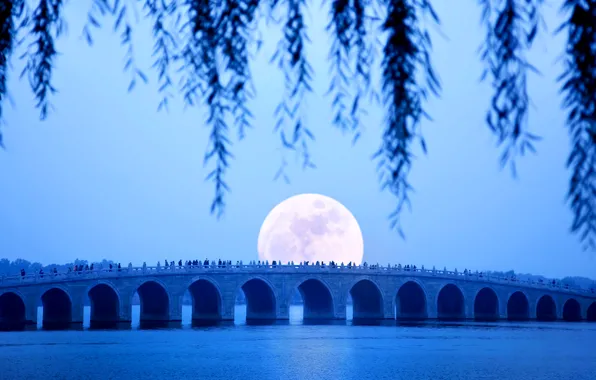 China, Beijing, Summer Palace, seventeen arch bridge, moonrise, lake Kunming