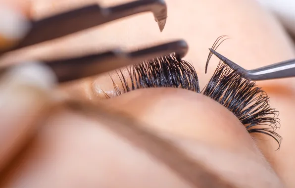 Eyelashes, tweezers, placement