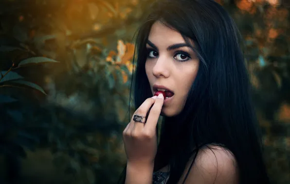 Greens, look, berries, background, foliage, hands, makeup, brunette