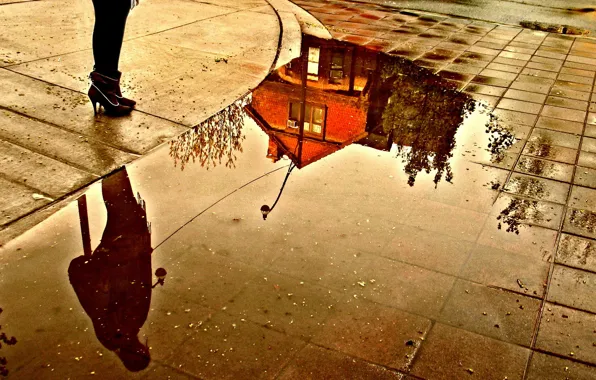Picture house, reflection, feet, puddle, Street