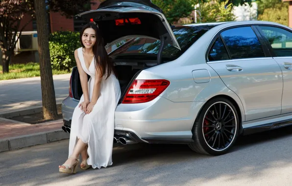 Picture auto, look, smile, Girls, Mercedes, beautiful girl, open the trunk, .Asian