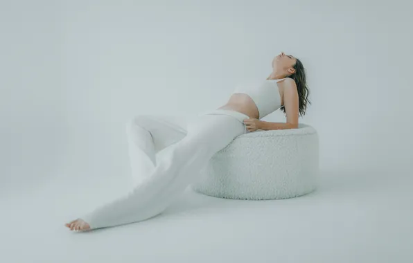In white, bending of the body, Disha Shemetova, model posing, throwing back his head, Roosso …