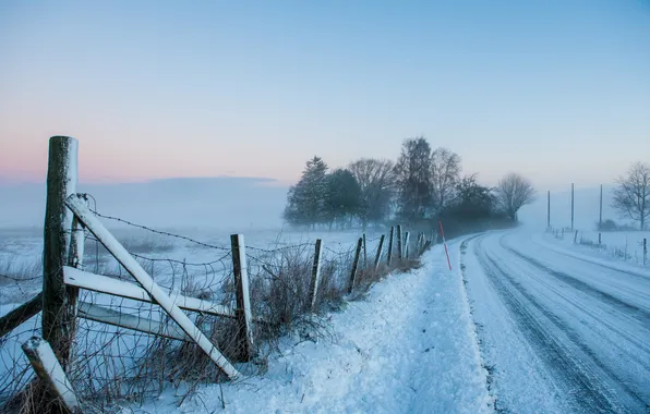 Picture road, snow, the fence, morning