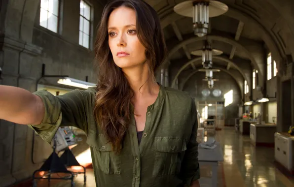 Girl, famous actress, Summer Glau, stretched out his right hand