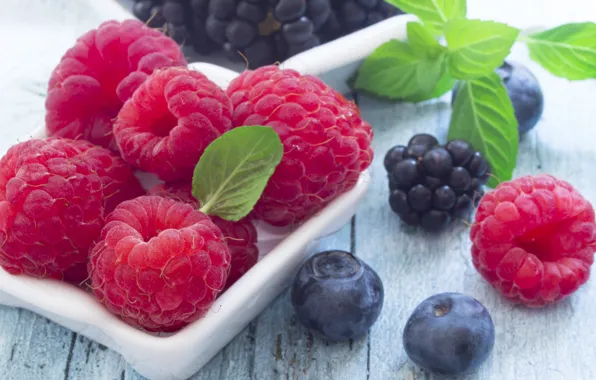 Picture berries, raspberry, blueberries, BlackBerry, mint leaves