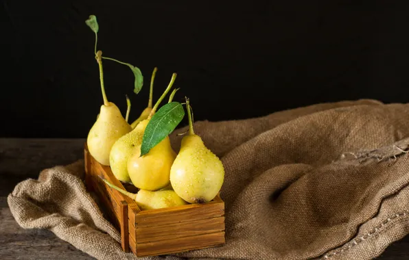 Box, pear, ripe