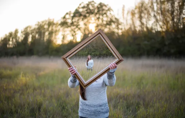 Picture girl, mirror, illusion, Isaac Gautschi, Good Framing