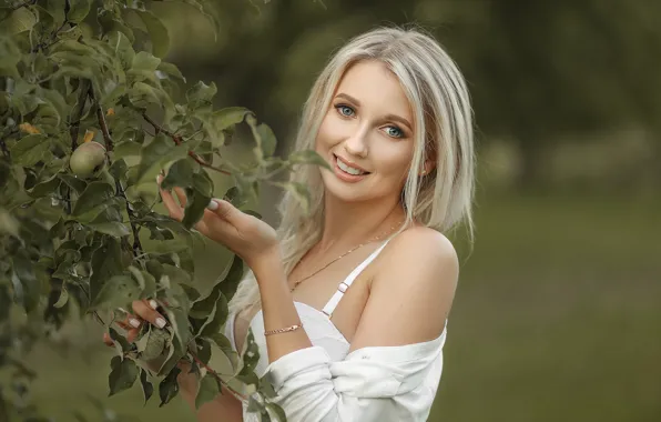 Picture look, girl, branches, face, smile, mood, Apple, Apple