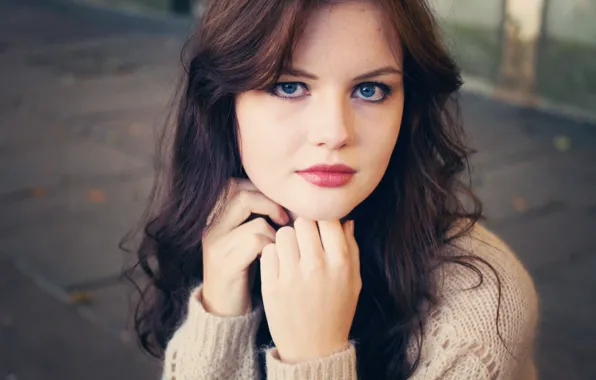 Picture girl, brunette, Joli House