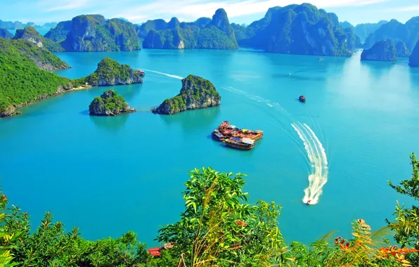 Picture the sky, Islands, clouds, rocks, vegetation, yachts, Vietnam, Halong Bay