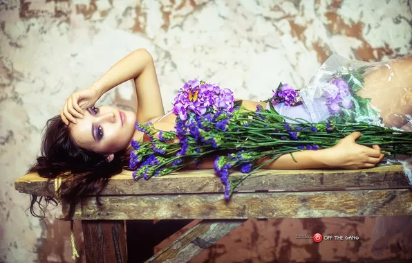 Picture look, girl, flowers, bouquet, lips, beautiful, the beauty, lying