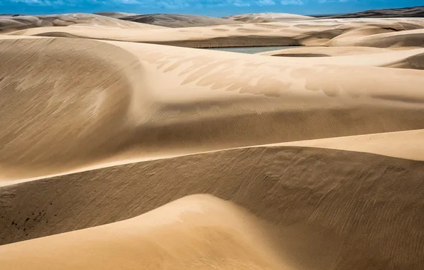 Picture sand, the sky, dunes