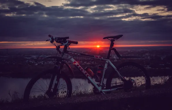 The sky, the sun, clouds, rays, landscape, sunset, bike, the city