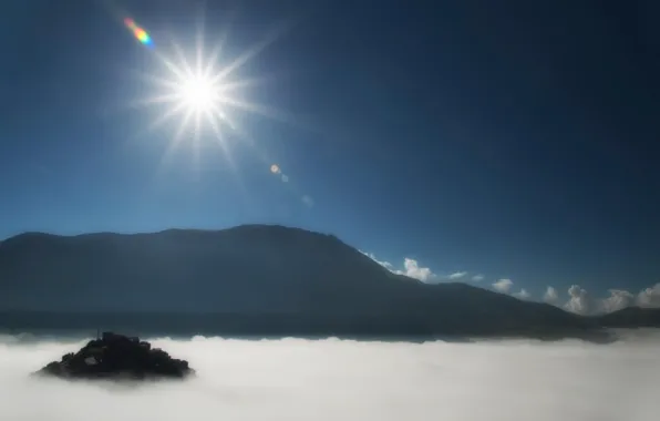 Picture the sun, mountains, Italy, haze