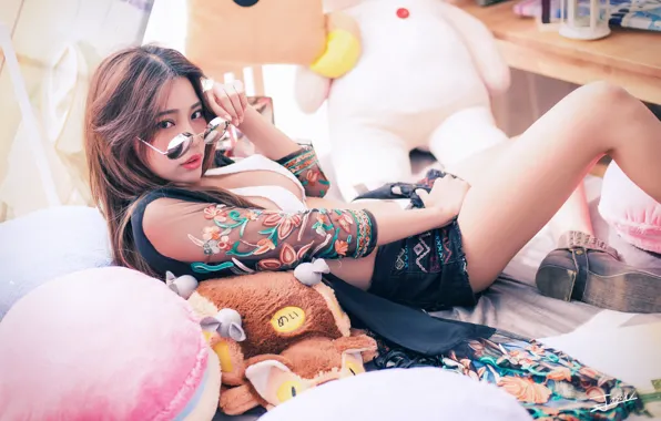 Picture face, model, hair, bed, glasses, lies
